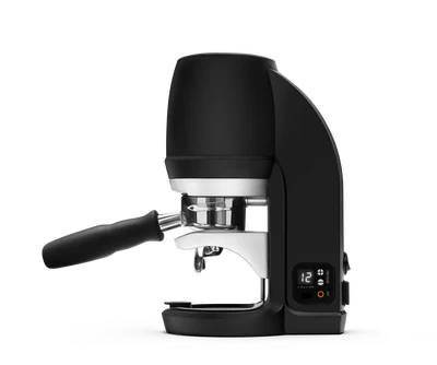 Puqpress Q 58.3mm black automatic tamper with portafilter inserted in side view
